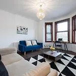 Modern 4 Bedroom Victorian Private Detached Close To Вилла *