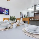 Modern 4 Bedroom Victorian Private Detached Close To Манчестер