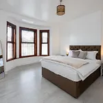 Modern 4 Bedroom Victorian Private Detached Close To *
