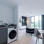 Apartament Stylish 1-bed Fast Wi-fi Easy Access To *
