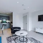 Stylish 1-bed Fast Wi-fi Easy Access To *