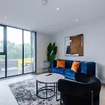 Stylish 1-bed Fast Wi-fi Easy Access To