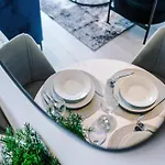 Stylish 1-bed Fast Wi-fi Easy Access To