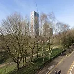 Stylish 3-bed Near Victoria