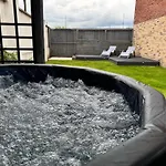 Luxury Retreat For 10 Short Lets & Serviced With Hot Tub And Spacious Garden * Manchester