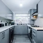 Kammili - 2bed House With Free Wifi & 15 Mins To Centre Manchester