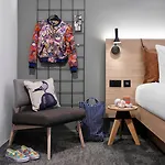 Moxy 3*