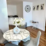 Stylish 2-bed By Cente *