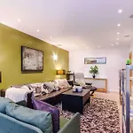 Luxury 5br Near Airport Wifi *