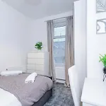 Holiday home Oldtrafford - Sleeps 6 - Free Parking - Free Wifi *