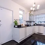 Oldtrafford - Sleeps 6 - Free Parking - Free Wifi *