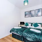 Holiday home Oldtrafford - Sleeps 6 - Free Parking - Free Wifi *