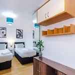 בית נופש Luxury 5br Near Airport Wifi מנצ'סטר