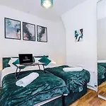 Holiday home Oldtrafford - Sleeps 6 - Free Parking - Free Wifi *