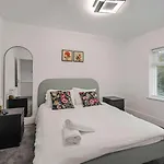 Konukevi Guestready - Charming Retreat With Private Patio 4*