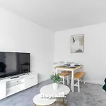 Spacious 4-bed Near Didsbury - 20046 *