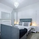 Holiday home Oldtrafford - Sleeps 6 - Free Parking - Free Wifi *
