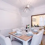 Oldtrafford - Sleeps 6 - Free Parking - Free Wifi
