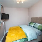 ベッド・アンド・ブレックファスト Elegant And Modern 3 Double Bedroom Near Centre Entire House Parking