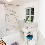 Elegant And Modern 3 Double Bedroom Near Centre Entire House Parking *