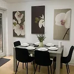 Apartmán Elegant 4Br Pets Ok Driveway Sleeps 9 *