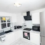 Elegant And Modern 3 Double Bedroom Near Centre Entire House Parking *