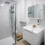 Cosy - Fresh New Master Bedroom Sleeps 3 Guests - 3 Adults Manchester