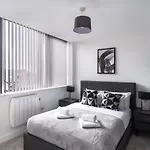 Zeni, Alexandra Rise Bright 1 Bed Lejlighed Manchester