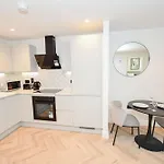Apartament Modern 1 Bed Flat In W Balcony