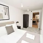 Apartament Modern 1 Bed Flat In W Balcony