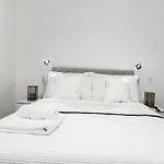 Spacious & Cosy In Lejlighed *