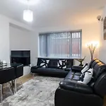 Spacious & Cosy In Lejlighed *