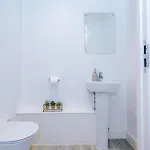 Modern 2 Bed With Balcony By Host A Lägenhet *