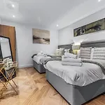 Aparthotel Super King Penthouse Minutes From Arndale Centre - Pass The Keys