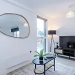 Modern 2 Bed With Balcony By Host A *