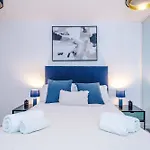 Lägenhet Modern 2 Bed With Balcony By Host A