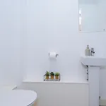 Modern 2 Bed With Balcony By Host A *