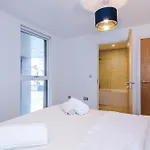 Lägenhet Modern 2 Bed With Balcony By Host A