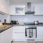 Modern 2 Bed With Balcony By Host A *