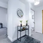 Large 2 Bedroom With Balcony By Host A Апартаменты *