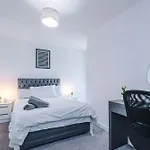 Large 2 Bedroom With Balcony By Host A Апартаменты *