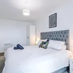 Large 2 Bedroom With Balcony By Host A Апартаменты