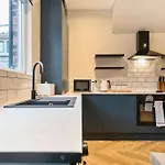 2 Bed Near Etihad & Centre On A Quiet Street With Free Parking *