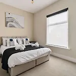 Prázdninový dům 2 Bed Near Etihad & Centre On A Quiet Street With Free Parking *