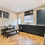 Prázdninový dům 2 Bed Near Etihad & Centre On A Quiet Street With Free Parking *