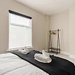 Prázdninový dům 2 Bed Near Etihad & Centre On A Quiet Street With Free Parking *