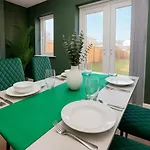 Modern Townhouse - Sleeps 14 - Free Parking