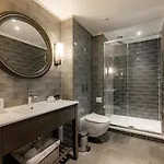 Dakota Airport 4*