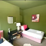 Getaway Bright & Spacious With Parking Prázdninový dům