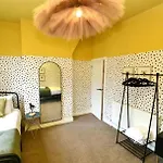 Getaway Bright & Spacious With Parking Manchester